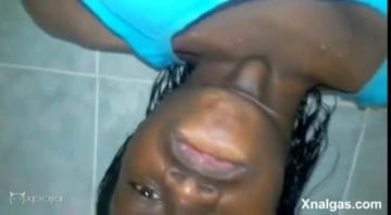 Haitiana se masturba en el baño
