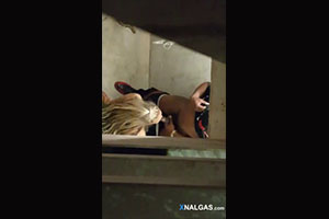 Hallan a la rubia chupando en un baño