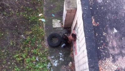 Singando Al Lado De Una Goma