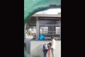 Le Paga Dinero Por Una Chupada En Publico