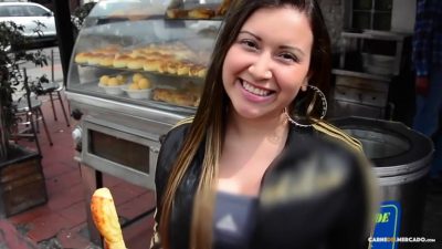 Rosa Velez Vende Palitos De Queso