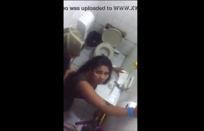 2 Boricuas Son Pillando En Un Baño Publico