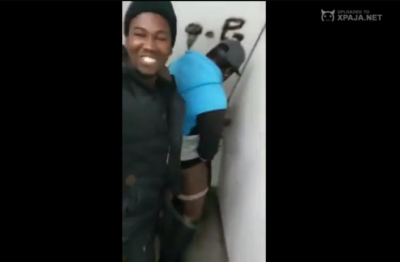 WTF En Plena Escalera La Ponen A Chupar