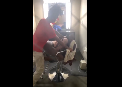 La Pillaron Con El Peluquero Pegando Cuernos