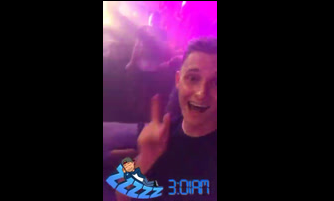 Feliz Navidad – Borracho Masturba Su Novia En La Disco