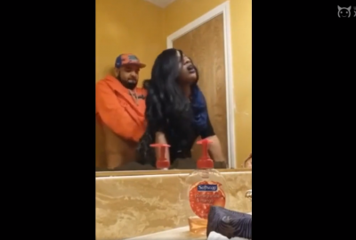 Entra Al Baño De Chicas A Darle Por El Culo A Su Mujer