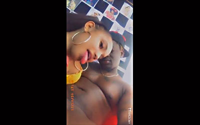 Putita Dominicana Sonríe Mientras Esta Chupando La Polla Negra