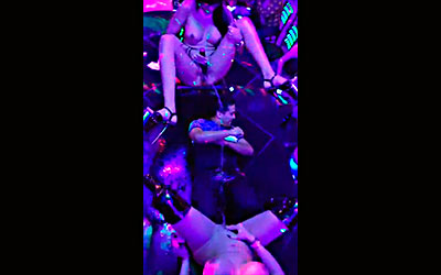 Mexicanas Mia Marin Y Giselle Montes Orinan Cliente En El Club De Stripper