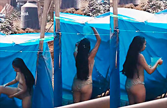 El Vecino Pervertido Brechando A Su Vecina Bañándose En El Patio